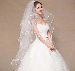 BRIDAL VEILS Women Ivory Fingertip Wedding Veil met kam Short Multilayer Special Wave Pencil Edge Elegant Lady Accessory9532206