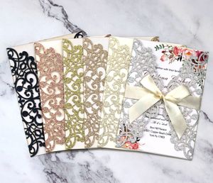 Cartes de vœux de la mariée et du marié pour les invitations de mariage coupées avec des enveloppes blanches