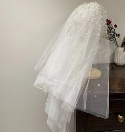 Style court de mariage de mariage de la mariée avec plusieurs couches de perles cloutées en perles, un casque super transparent et à chaud