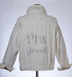 Bruid om gepersonaliseerd te zijn Witte Pearl Denim Jacket vrijgezel huwelijksgeschenken Aangepaste naam Bruidsmeisje Dressing Jurk Jean Coats 240429