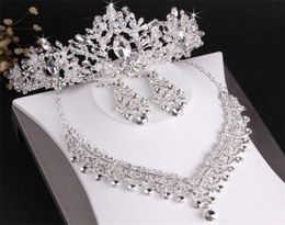 Mariée mariage couronne collier boucles d'oreilles trois pièces ensemble designer blanc cristal bijoux ensemble à la main fine artisanat headpieces6877367