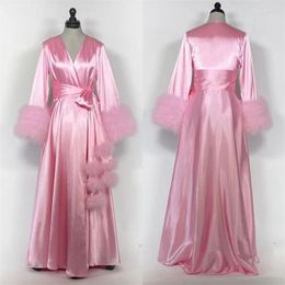 Bruidsmeisje jurk roze bont bruiloft slaapkleding met riem zachte zijden nachtjurk voor vrouwen lange mouwen op maat gemaakte vrouw pyjama's