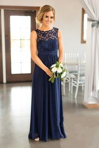 Robes de demoiselle d'honneur pays pour les mariages bleu marine bijou cou dentelle appliques longueur de plancher grande taille formelle demoiselle d'honneur robes HY25319T