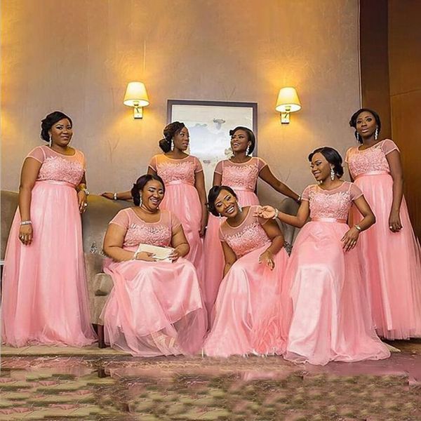 Vestidos de dama de honor de color rosa Mangas cortas Apliques de encaje Cinta de tul Playa Vestidos de invitados de boda de talla grande Ropa de noche formal por encargo