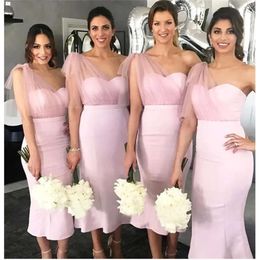 Bruidsmeisje roze One Mermaid -jurken schoudertheellengte tuLle ruches op maat gemaakte plus size maid of honor jurken