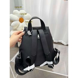 Maletín Nuevo diseñador Mochila de nailon Bolso de hombro para mujer Bolso unisex clásico Mochila negra Logotipo triangular Cremallera de metal Calidad Mochila multibolsillo para hombre 2024