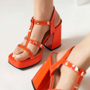 Color brillante naranja amarillo señora verano vestido zapatos T-correa punta abierta bloque tacones altos sandalias plataforma con remaches tachonados 0220