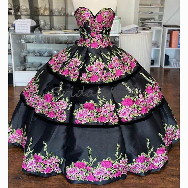 밝은 수 놓은 Quinceanera dresses damas 2021 연인 멕시코 블랙 달콤한 16 드레스 코르셋 백 레이스 아플리케 공식 무도회 가운 싸구려