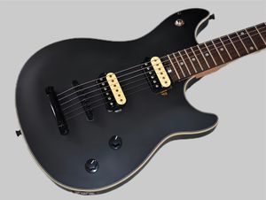 La fábrica vende guitarras eléctricas de 6 cuerdas con cuerpo negro mate que se pueden personalizar.
