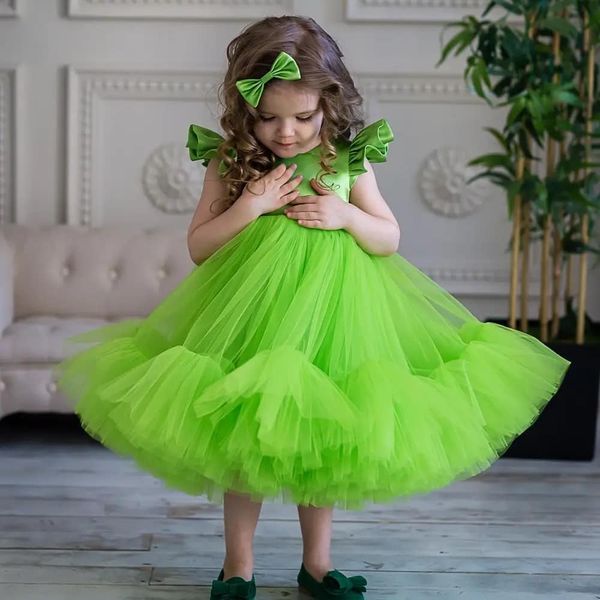 Vestido de tutú de niña de las flores verde brillante 2022 Mangas con volantes Longitud del té Princesa Niñas bebés Vestidos de desfile Puffy Primera comunión Cumpleaños Fiesta formal Desgaste Cremallera trasera