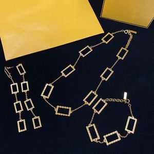 Abalorio hueco Rectangular brillante para mujer, pulseras con diseño de patrón cuadrado impresionante, collares con colgante ajustable de oro elegante