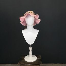 Heldere witte stomme borst vrouwelijke hoofdtooi commerciële meubels sjaal ketting hoed shirt pruik raamweergave rekwisieten