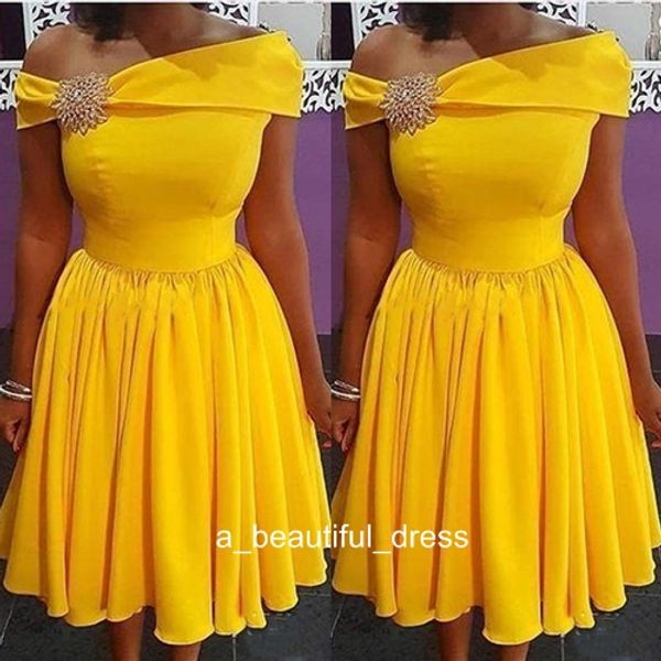 Amarillo brillante una línea de vestidos de fiesta con fajín fuera del hombro vestido de dama de honor fruncido corto cóctel vestidos de fiesta de graduación GD7786