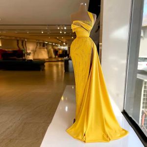 Vestidos de noche de un hombro de color amarillo brillante Apliques Vestidos de fiesta sin mangas Por encargo Lado dividido Tren de barrido Longitud del piso Robe De Mariee 0208