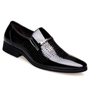 Heldere sandalen mannen formele zakelijke schoenen octrooi lederen retro oxford puntige teen gaten mode jurk schoenen e94d