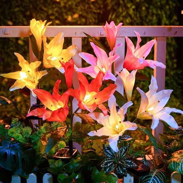 Brightown Outdoor - 4 fleurs à LED de paquet avec lys plus réaliste plus réaliste, panneau plus grand, lumières solaires imperméables pour décorations de jardin de terrasse de jardin extérieur