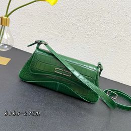 Couleurs brillantes, design atmosphérique, matière en cuir à carreaux, sac de créateur, sac à bandoulière, design haut de gamme et atmosphérique