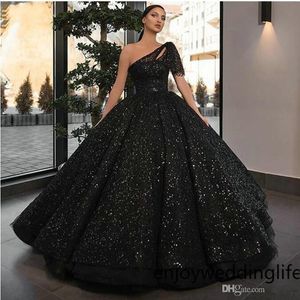 Schitterende één schouder baljurk prom jurken zwart lovertjes gedrapeerd tier rok formele jurken op maat gemaakte Arabische avondjurken