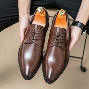 Grande-bretagne mode nouveaux hommes pointus noir marron à lacets tenue décontractée chaussures de retour mâle formel mariage Oxfords chaussures