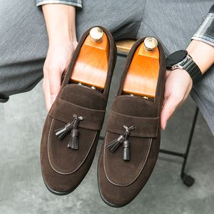 Grande-bretagne mode nouveaux hommes pointus noir marron daim glands tenue décontractée chaussures de retour mâle formel mariage Oxfords chaussures