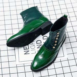 Britse enkellaarzen mannen schoenen puntige teen solide kleur pu brogue stiking knoppen comfortabel modebedrijf casual dagelijkse ad083