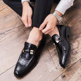 Mode britannique Crocodile Texture mocassins hommes chaussures couleur unie PU tendance métal mors décoration affaires chaussures décontractées AD160