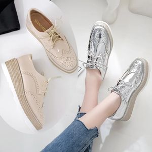 Plateforme britannique Plateforme Brogue Chaussures Femme Femme Modèle Espadrilles Single Muffins Chaussures Rétro Bullock Femmes Femmes Creepers 240425