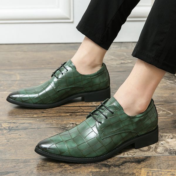 British Men's Pointed Green Patent Patent Shoes Designer Gentleman Oxfords Vestido de novia Prom Groom Calzado Zapatos Hombre