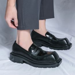 Britse stijl 2024 Men Klassiek Patent Leather Shoes Fashion Cow Leather Casual Loafers Nieuwe mannelijke dikke bottom office derby schoenen