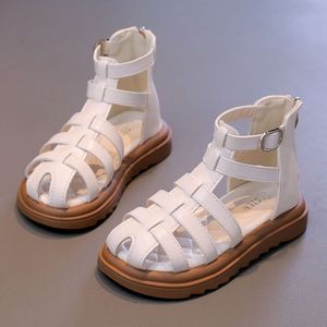 Girl d'enfants de style britannique 2024 Summer Kids Hollow-Out Beach Shoes Fashion Bause Girls High-Top Simple Roman Sandals L2405