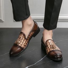 Style britannique mode marron hommes chaussures habillées chaussures en cuir pointues pour hommes sans lacet chaussures décontractées hommes mocassins zapatos hombre vestir