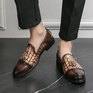Britse stijl mode bruine mannen kleding schoenen puntige lederen schoenen voor mannen slip-on casual schoenen mannen loafers zapatos hombre vestir