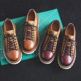Chaussures de travail pour hommes de style britannique Chaussures décontractées américaines à semelles épaisses Chaussures à la mode en cuir pour hommes Bottes de style rétro pour chaussures de fête pour garçons