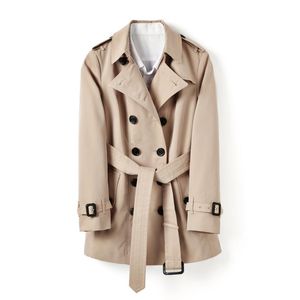 Le manteau court de style britannique est destiné aux femmes dans les tranchées de coupe-vent de coupe-vent