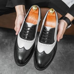 Chaussures Brogue pour hommes noir blanc à lacets bout rond chaussures formelles pour hommes faites à la main taille 38-48 chaussures pour hommes 240103