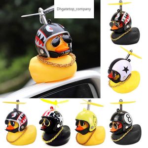 Broken Wind Rubble Duck met helm hanger Zwart/gele wegfietsmotor Riding Bicycle Accessories Auto -decoratie