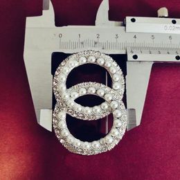 broche bijoux en laiton plaqué or Broches rétro avancées de luxe pour femmes hommes designer vente compteur le plus élevé T0P 5A diamants cristal parti style classique Pins