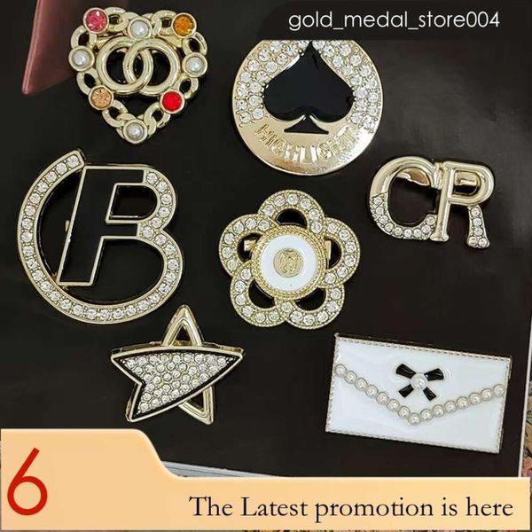 Broche Luxe Femmes Hommes Designer Marque Lettre Broches Plaqué Or 18 Carats Incrustation Cristal Strass Bijoux Broche Charme Perle Pin 2022 Marry Christmas 911