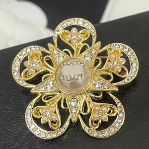 Broches Bijoux Broche Broche Desinger Marque Lettre Femmes Hommes Plaqué Or En Acier Inoxydable Cristal Perle Amoureux Fête De Mariage Pull Accessoires Cadeau De Noël