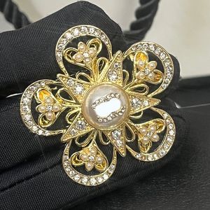 Broche Pins Sieraden Pin Desinger Merk Letter Dames Heren Verguld Roestvrij Staal Kristal Parel Sieraden Liefhebbers Trouwjurk Accessoires Kerstcadeau