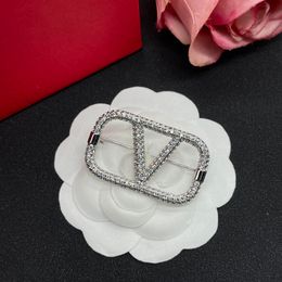 Broche vrouwen mannen v letter pins broches goud vergulde ingelegde diamant parelbroche heren designer sieraden voor feestcadeau