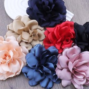 Broches 12 cm Satin Camellia Florich Brooch 2024 Français Corsage Floral Femmes multi-couches Clips de cheveux All-Match Robe Accessoire