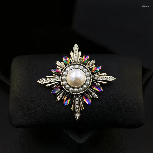 Broches 1683 vintage Chic Antique Cross Cross Brooch exquis Corons haut de gamme pour femmes Tapis de costume épingles à décolleté Accessoires de perles bijoux
