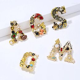 Broches 1 pc hoogwaardige strass Letter Broche Imitatie Pearl Barokstijl Legering Retro Luxe veelzijdig chic