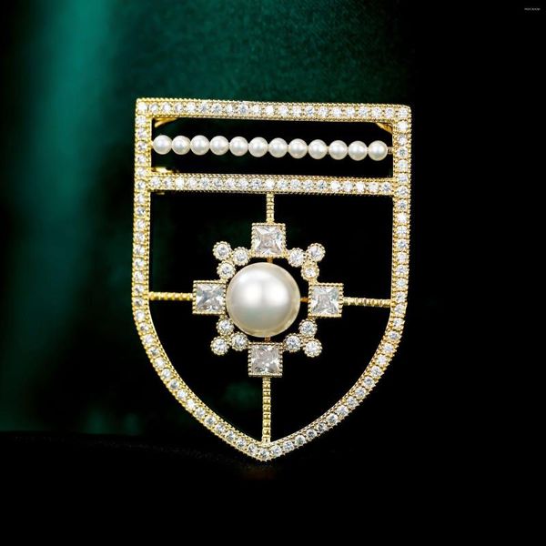 Broches en Zircon cubique pour femmes, bouclier creux, Corsage, mode coréenne, perle géométrique, épingles de manteau, bijoux, 2022