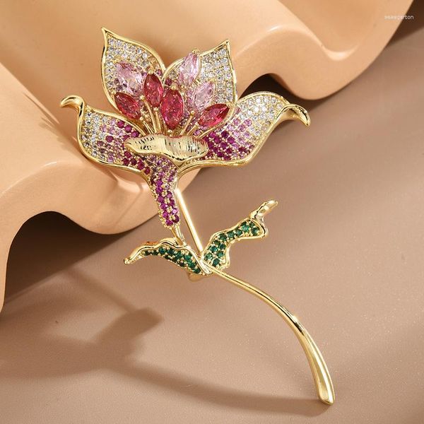 Broches 2023 Luxury Full Circon Lily Flower Traje femenino Broche Broche de invierno Joyería de boda elegante planta Corsage de Navidad