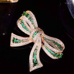 Broches 2023 Trendy Celebrity Stijl Imitatie Emerald Zirkoon Boog Broche Elegante Jas Temperament CZ Strik Pin Accessoires