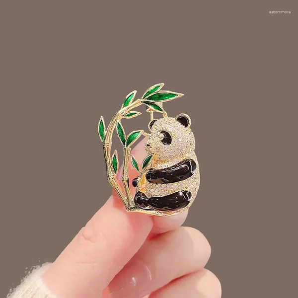 Broches 2024 Animaux mignons Panda en métal strass Brooch Bamboo Épingles à revers élégantes Badges de pull d'accessoires de bijoux