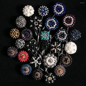 Broches 26 colores con cuentas florales para solapa de hombre, broche de cristal de lujo a la moda para trajes, accesorio hecho a mano con diamantes de imitación