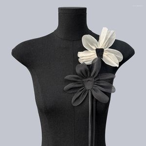 Broches 2pcs Flower Corsage Lapel Pins Organza Broche Joyería hecha a mano Accesorios de ropa de fiesta de bodas